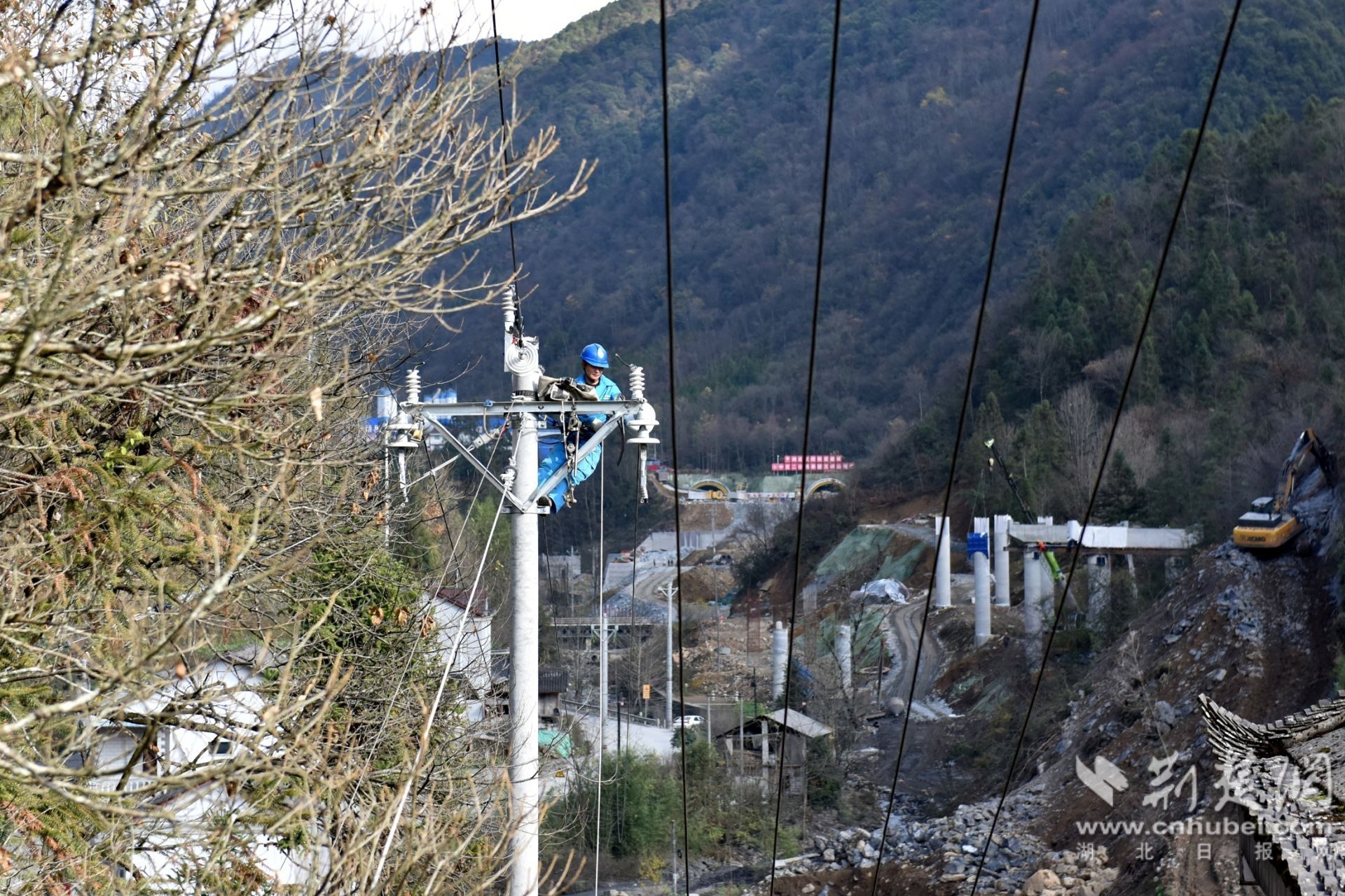 开云 开云体育官网五峰“高效电”服务高速路工程建设(图3)