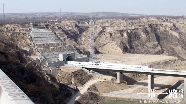 开云体育 开云官网永远的开路先锋｜执着探索书写铁路隧道建设新篇章——记全国工程勘察设计大师喻渝（中英文）(图3)