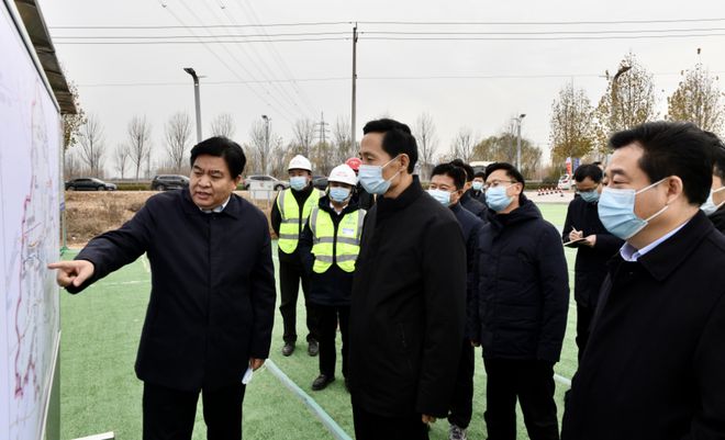 开云体育 开云平台市长现场调度重点工程建设！长江路快速通道、雄商高铁菏泽段、市立东院区(图2)