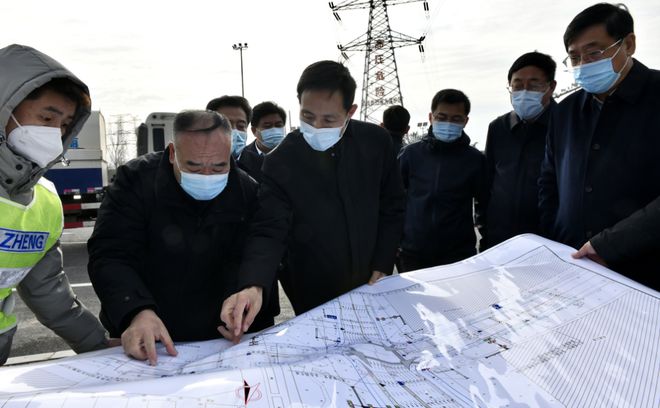 开云体育 开云平台市长现场调度重点工程建设！长江路快速通道、雄商高铁菏泽段、市立东院区(图3)