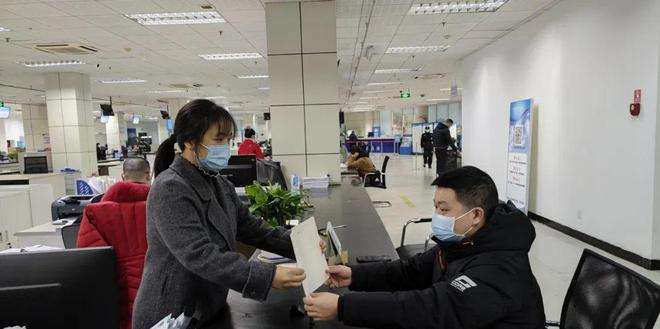 开云 开云体育平台为民办实事丨泸州市首个建设工程项目实现“验登合一”(图2) 开云 开云体育平台为民办实事丨泸州市首个建设工程项目实现“验登合一”(图2)