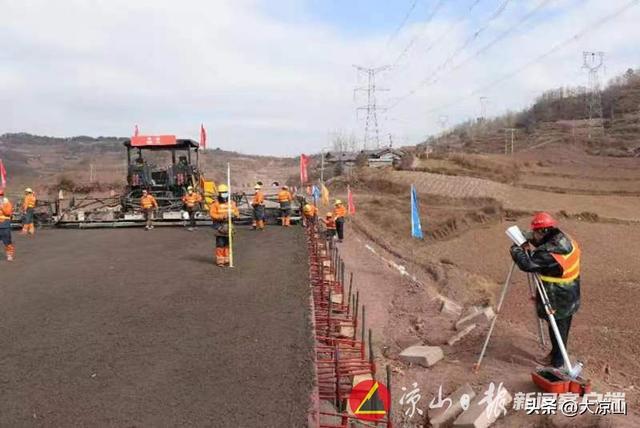 首段开云 开云体育官网水稳试验段顺利铺筑 乐西高速路面工程建设正式拉开序幕(图2)