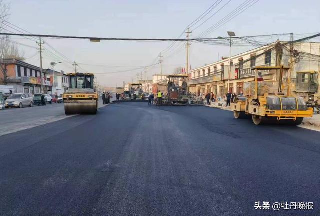 开云体育 开云官网特殊时期菏鄄路鄄城段工程建设加班加点争速度！(图2)
