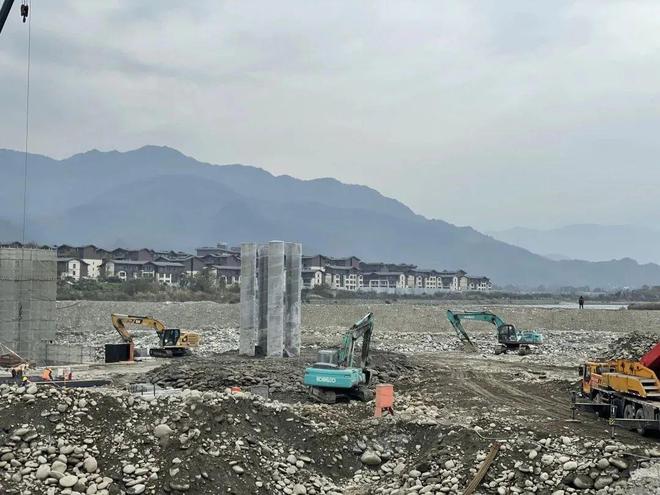 东岸临时支墩渐成型！青城开云 开云体育APP大桥主体工程建设最新进度来了!(图2)