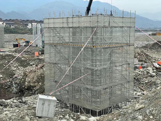 东岸临时支墩渐成型！青城开云 开云体育APP大桥主体工程建设最新进度来了!(图3)