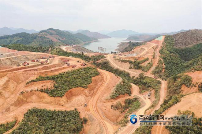 百色水利枢纽通航设施工程建设热火朝天 右江日报社签约摄开云体育 开云官网影师视觉(图2)