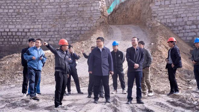 偏关县长高跃龙调研项目工程建设推进工作开