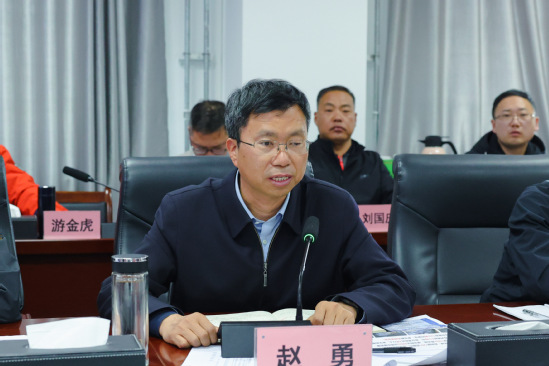 冯夏庭到重大铁路开云 开云体育隧道工程建设现场调研(图3) 冯夏庭到重大铁路开云 开云体育隧道工程建设现场调研(图3)