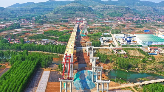 临沂：“五一”假期重开云 开云体育平台点公路工程建设全面“提速” 8720余名公路建设者坚守岗位(图2)