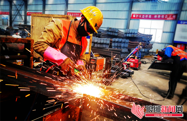 开云体育 开云平台8700余名公路建设者“五一”坚守岗位 临沂重点公路工程建设全面提速(图2)