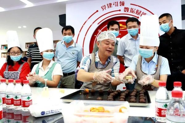 别样中秋一样情！建兴高速公路盐城段工程建开云体育 kaiyun.com 官网入口设者“速写”(图6)