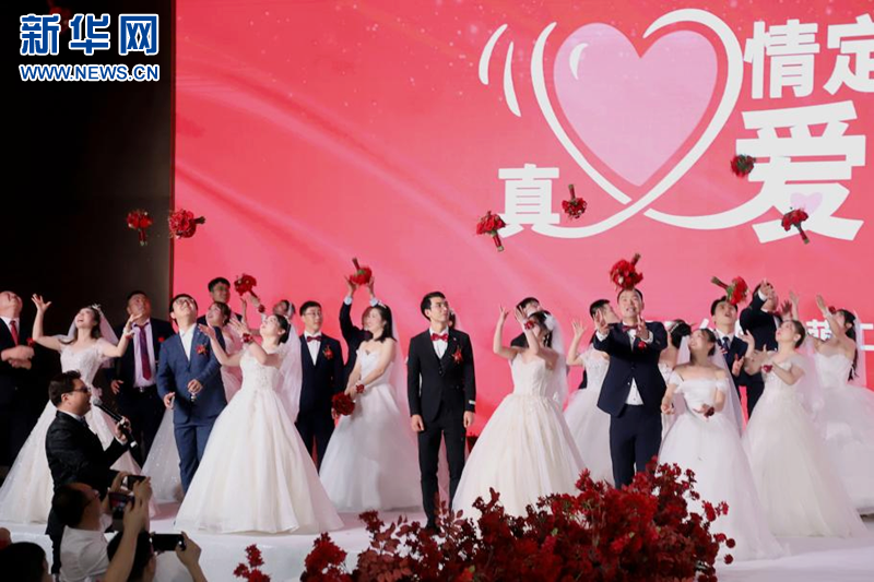 “建”证开云体育 开云平台幸福! 24对工程建设者在成都举办集体婚礼(图2) “建”证开云体育 开云平台幸福! 24对工程建设者在成都举办集体婚礼(图2)