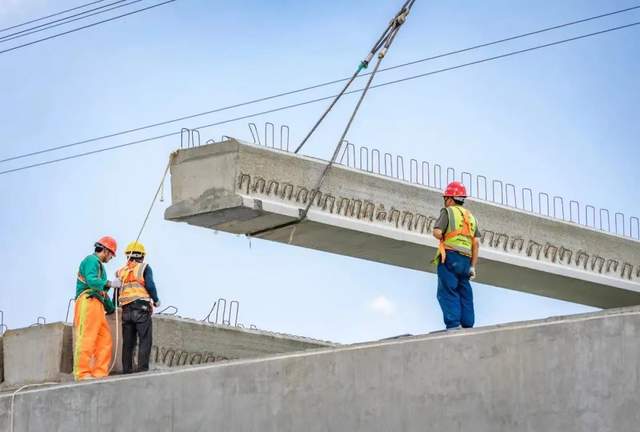 徐州东部绕越高速公路XM-TJ11标开云 开云体育平台首片空心板梁成功架设(图2)