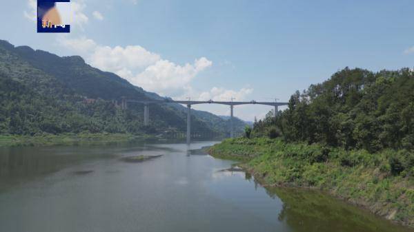 开云APP 开云官网入口渝湘复线高速公路控制性工程五布河特大桥主桥顺利合龙(图2)