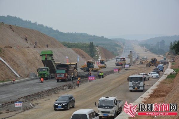 开云体育 开云平台临沂：“端午”假期 4910余名公路建设者坚守施工一线(图2)