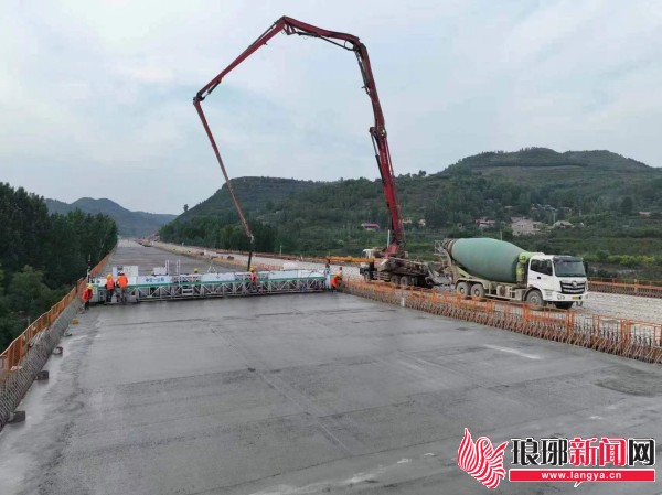 开云体育 开云平台临沂：“端午”假期 4910余名公路建设者坚守施工一线(图3)