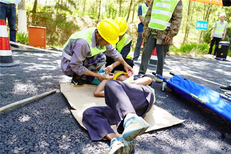 以演筑防 以练备战莱阳公路中心开云APP 开云官网入口开展公路工程建设专项应急演练(图2)