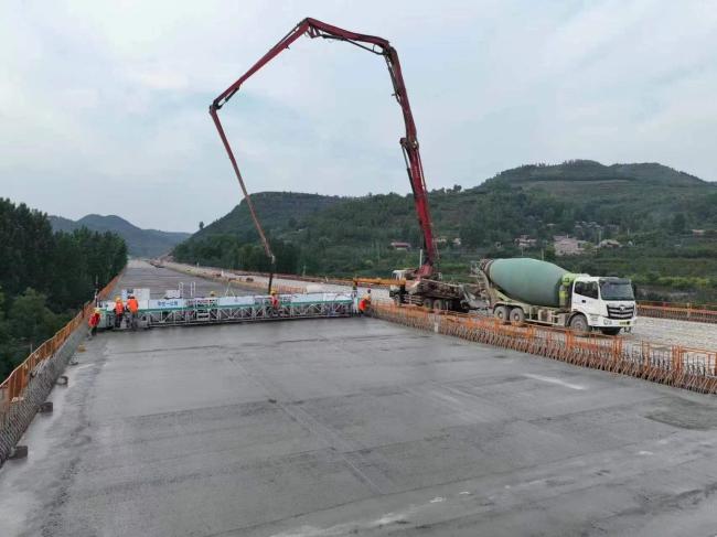 Kaiyun 开云临沂：“端午”假期重点公路工程建设不停工 4910余名公路建设者坚守施工一线（图）(图2)