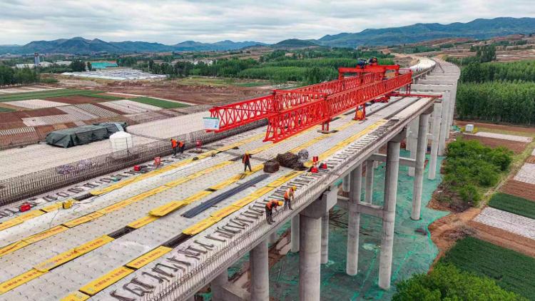 “端午”假期重点公路工程建设不停工 临沂市4910余名公路建设者坚守施开云体育 开云平台工一线(图2)