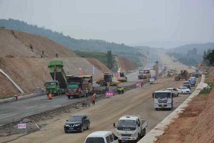 “端午”假期重点公路工程建设不停工 临沂市4910余名公路建设者坚守施开云体育 开云平台工一线(图4)