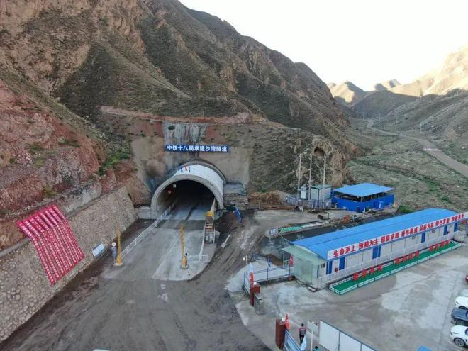 G30连霍高开云 开云体育平台速公路什川互通连接线控制性工程沙湾隧道顺利贯通(图2)