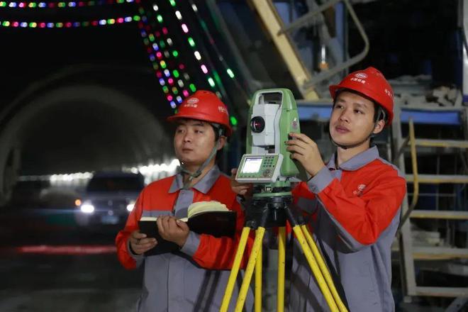 G30连霍高开云 开云体育平台速公路什川互通连接线控制性工程沙湾隧道顺利贯通(图4)