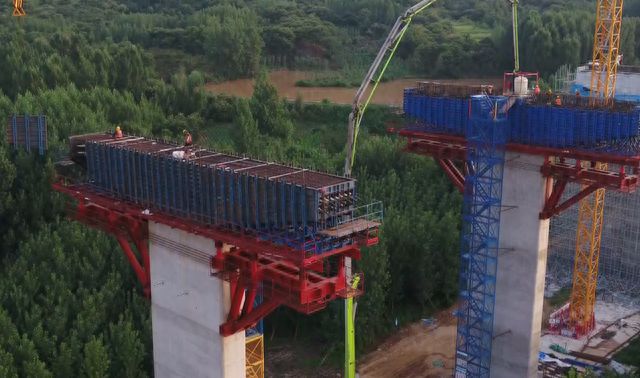 开云 开云体育平台临沂：“中秋”“十一”假期重点公路工程建设忙(图2)