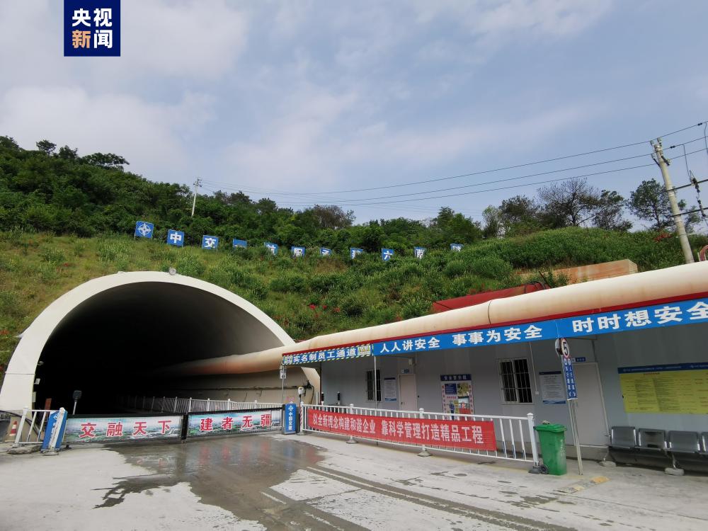 进度刷新！广西百开云 开云体育平台色北环高速公路项目隧道工程全面贯通(图3)