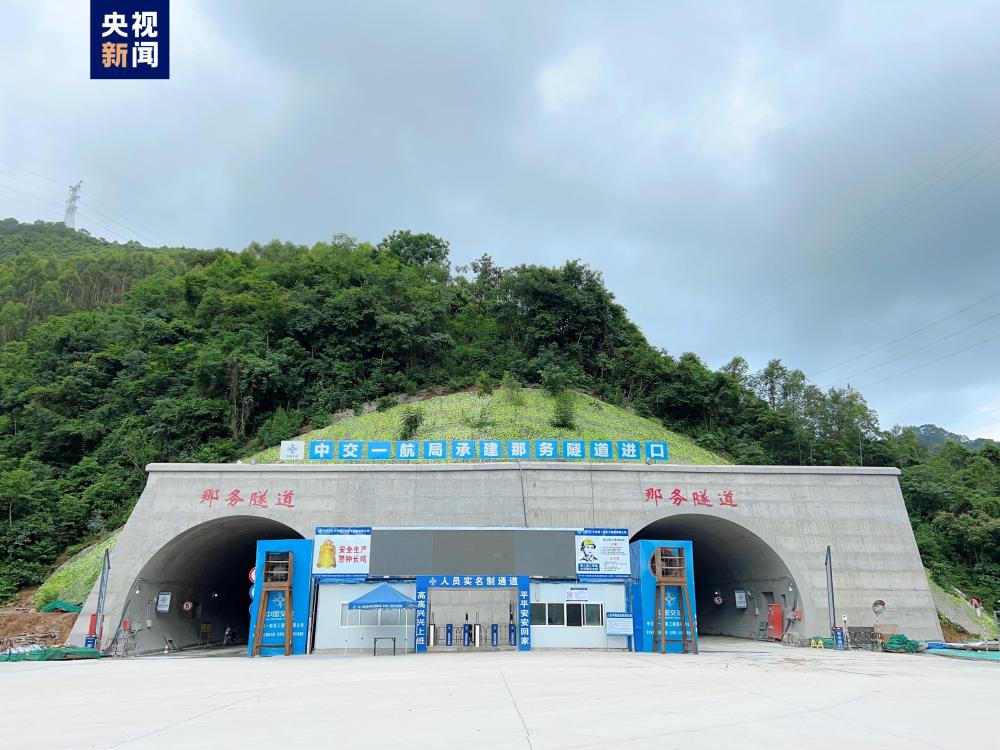 进度刷新！广西百开云 开云体育平台色北环高速公路项目隧道工程全面贯通(图2)